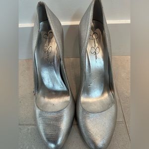 Vintage Jessica Simpson, silver ribbed pumps